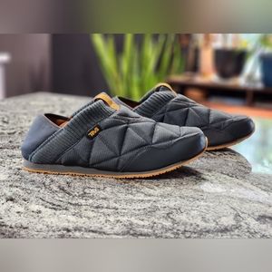 ReEMBER Teva men's size 11 like-new